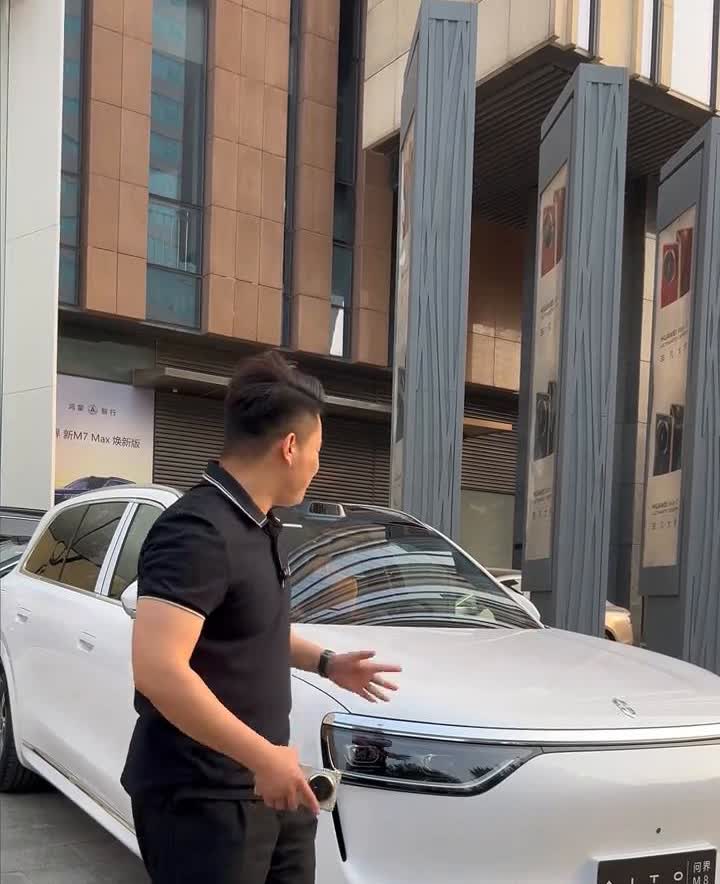 兄弟们，白色的问界M8，实车，5座版本的Max+，赤茶橘的内饰，20寸轮毂，已经