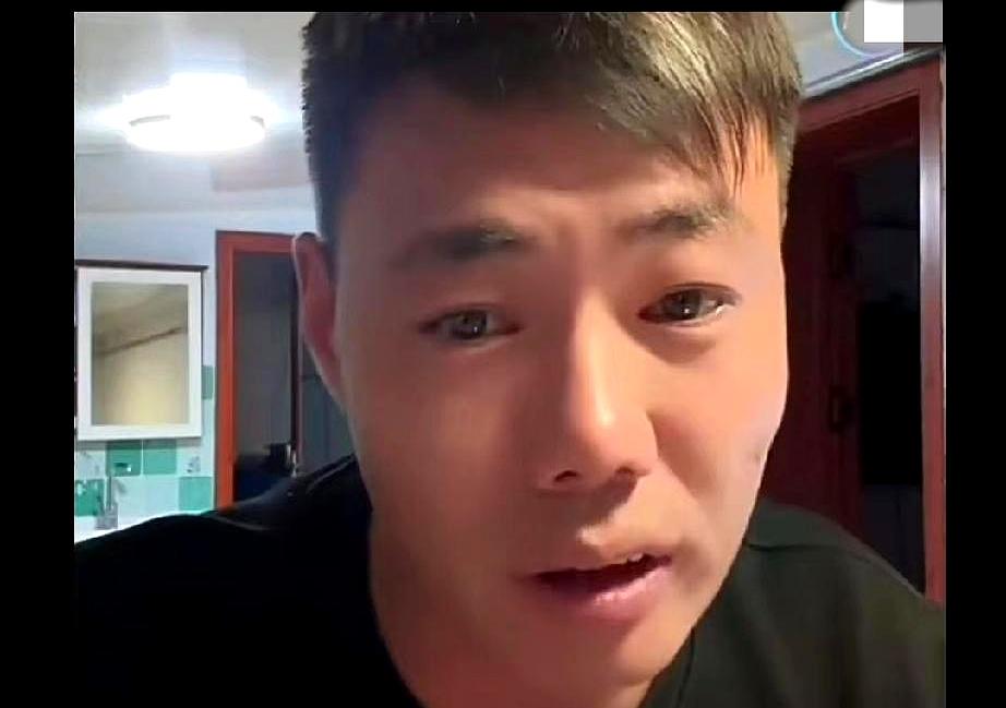 刷到那个河南姑娘的小叔子直播，直接给我整破防了。这年头，网上全是变着法儿哭穷卖