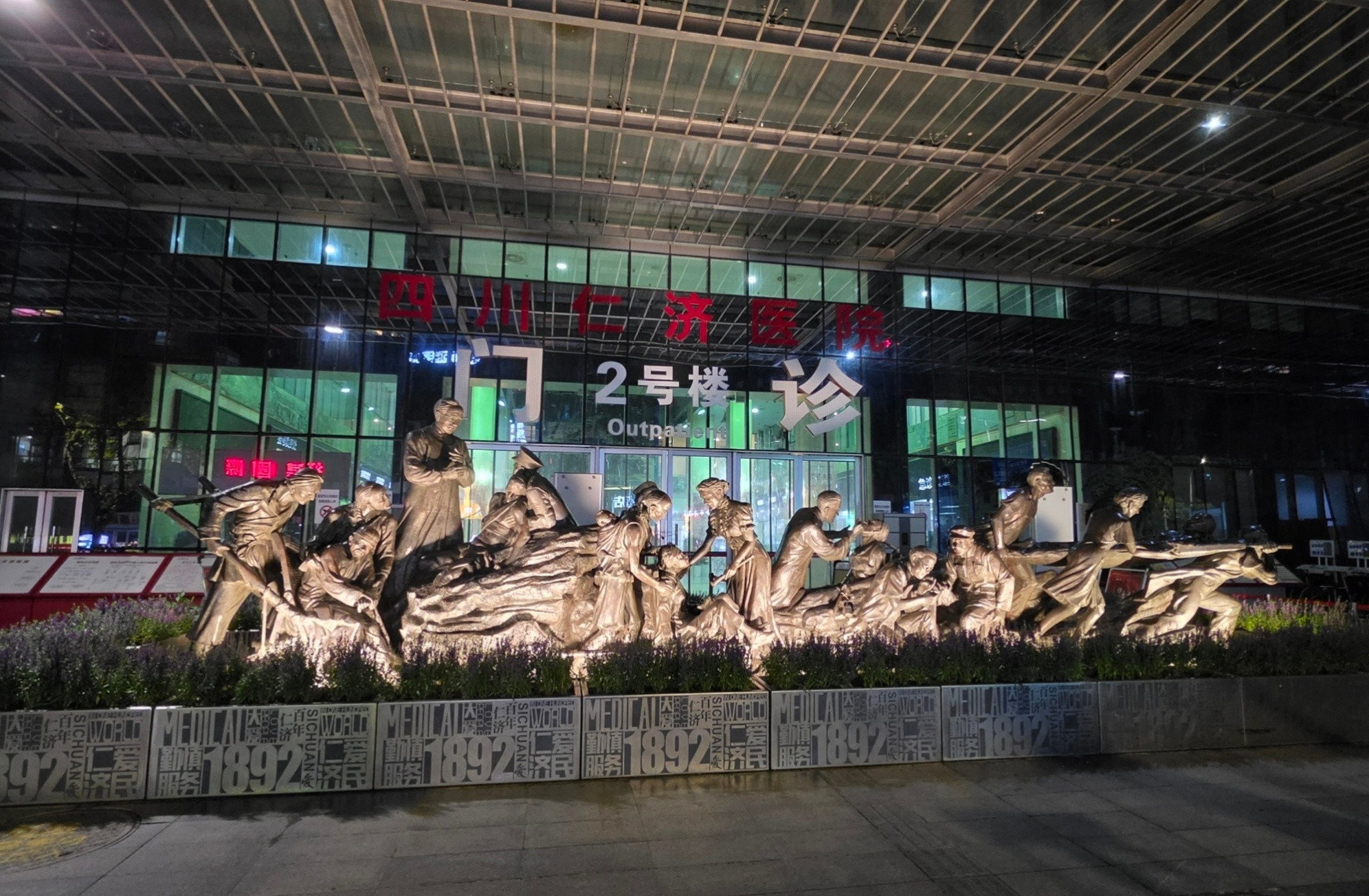 三甲裁员和私立倒闭看似是行业的至暗时刻，其实是在挤掉过去十年靠举债扩张、过度医疗吹起来的泡沫。国家要