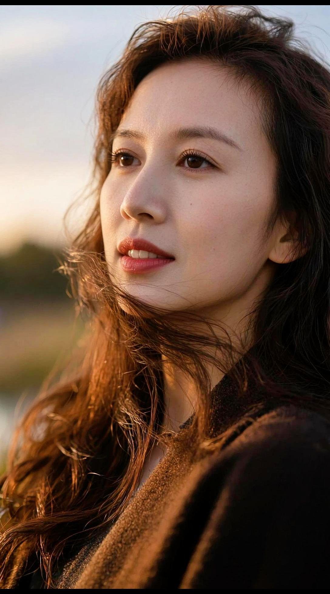 在这张AI写真里，柔和的光线轻轻铺在她脸上，好像时间突然在这一刻停住了✨