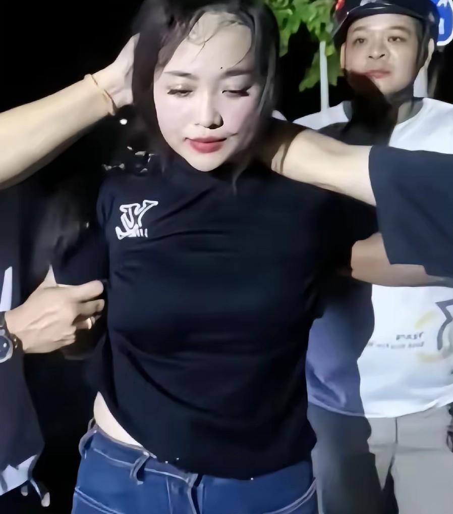 东南亚第一深情女大嫂，柬埔寨大哥被判刑，大嫂没有选择逃跑，为了救大哥挺而走险。虽