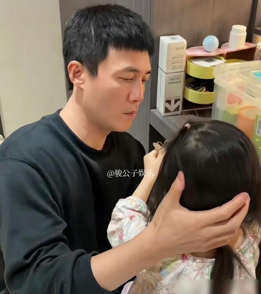 4岁女儿穿露肩装，杜淳老婆回话火了！你以为杜淳老婆王灿会为女儿露肩装道歉？