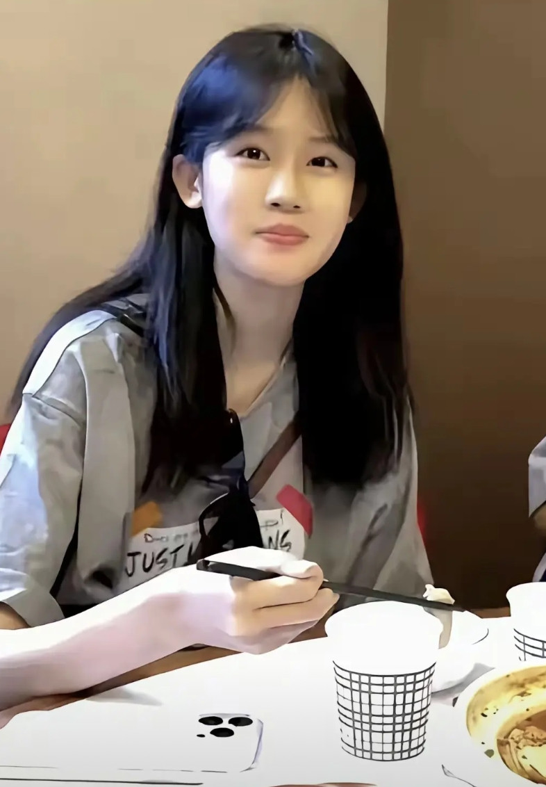 我发觉小时候不那么好看的姑娘，长大后反倒成了最标致的那一个。《爸爸去哪儿》里的