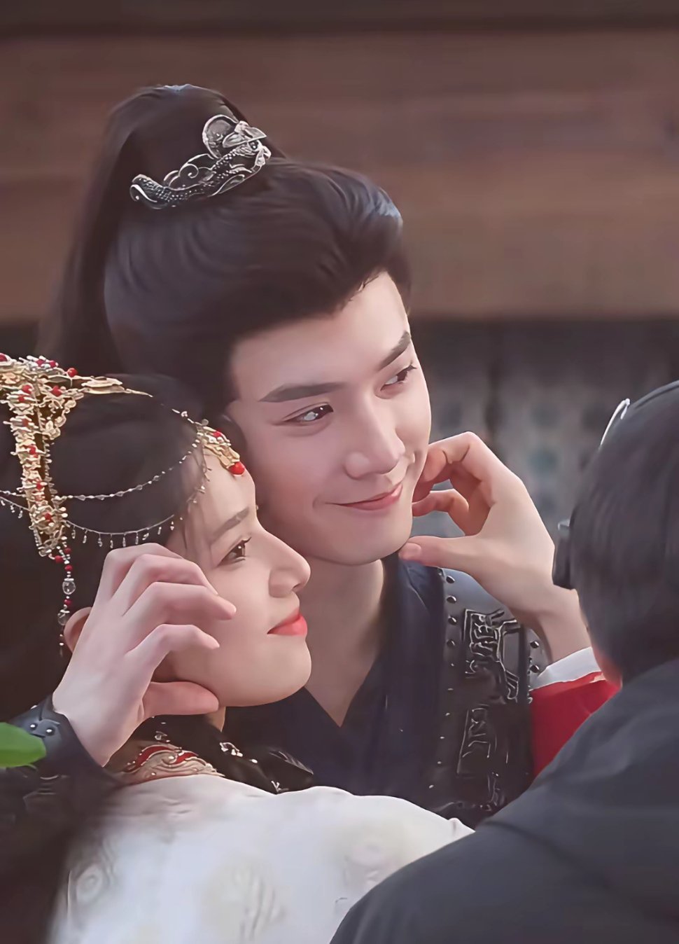 原来白色橄榄树的原定女主是张婧仪，和陈哲远错过了现偶，结果他俩又在古偶圆梦了，逃