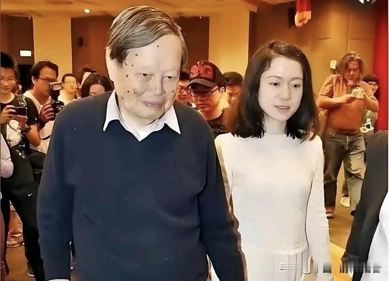 103岁杨振宁太“反常”！都说人到百岁难逃“高龄标配”——要么行动不便靠轮椅，要