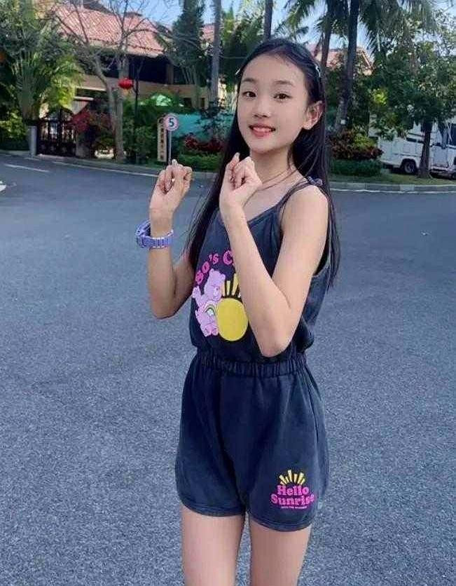 汤唯这次真是把大家的好奇心吊起来了。46岁的她，今年4月被传出有二胎消息，家里