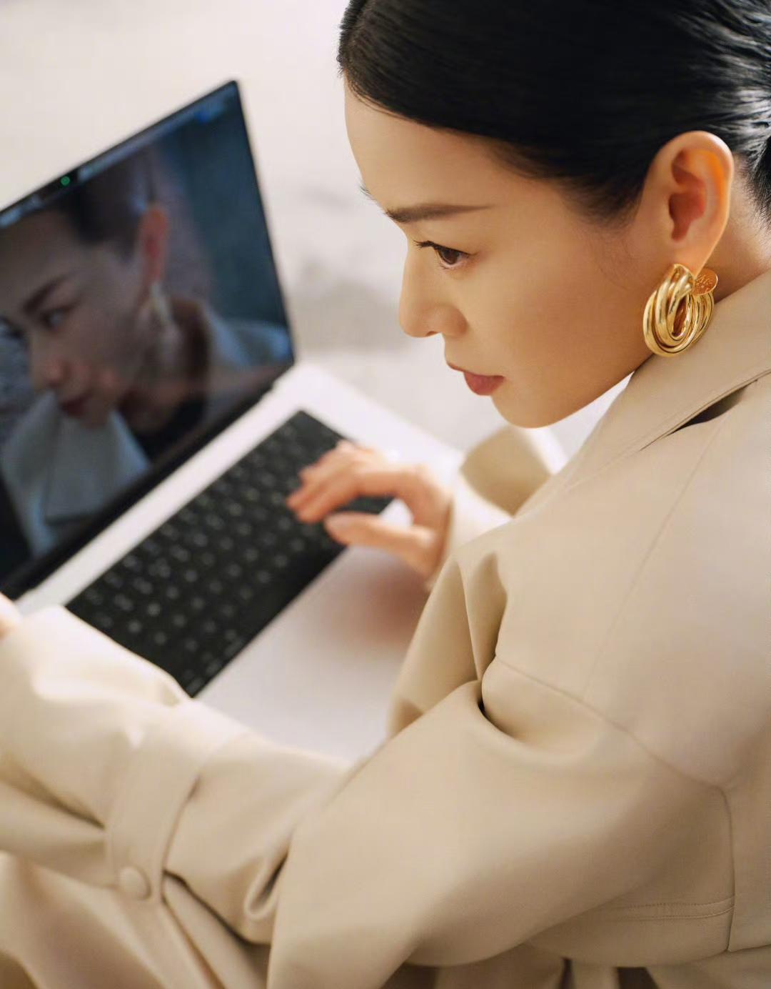 胡杏儿的穿搭永远都在线这一次，被她的松弛感穿搭迷住了给人一种享受自我的感觉