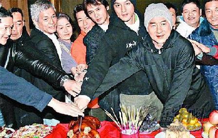 成龙早就告诉我们国人不要移民了！普通人去了国外就是三等公民！有人以前总觉得，