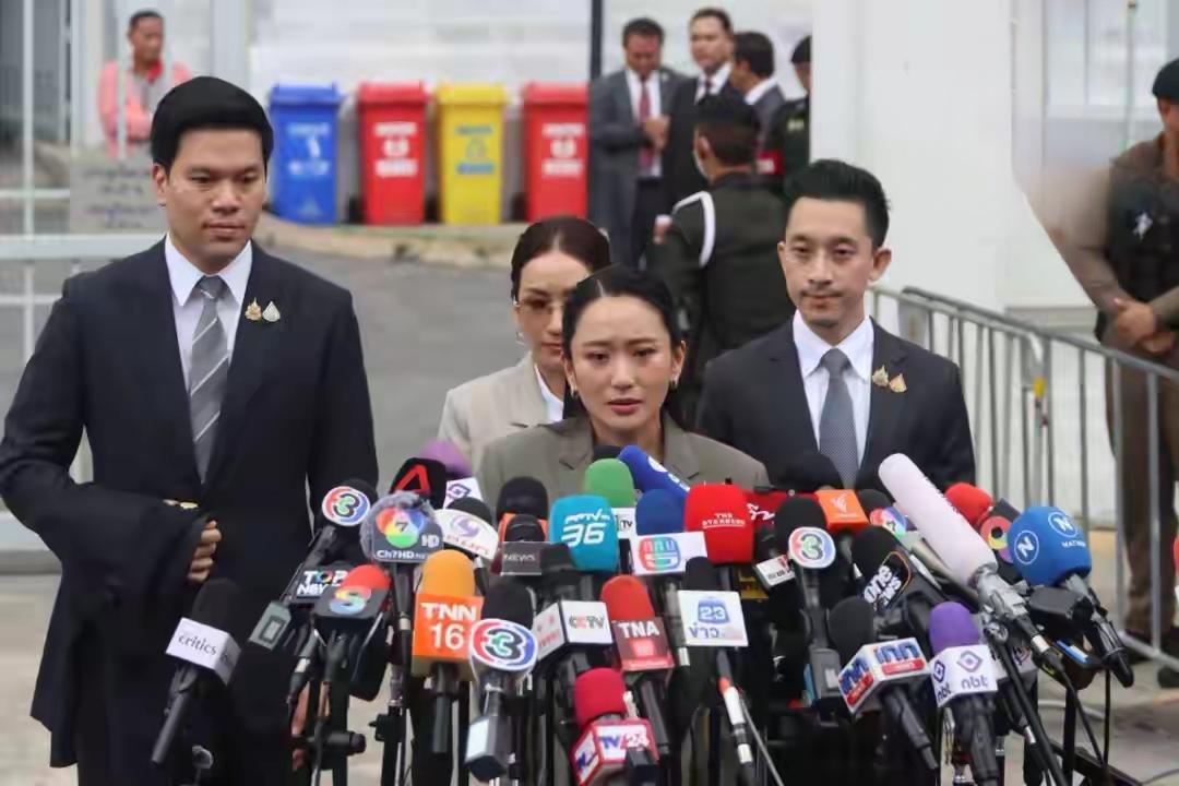 打虎亲兄弟，上阵父子兵。他信膝下无儿，妹妹又漂泊海外，此时能依靠的也只有两个女儿
