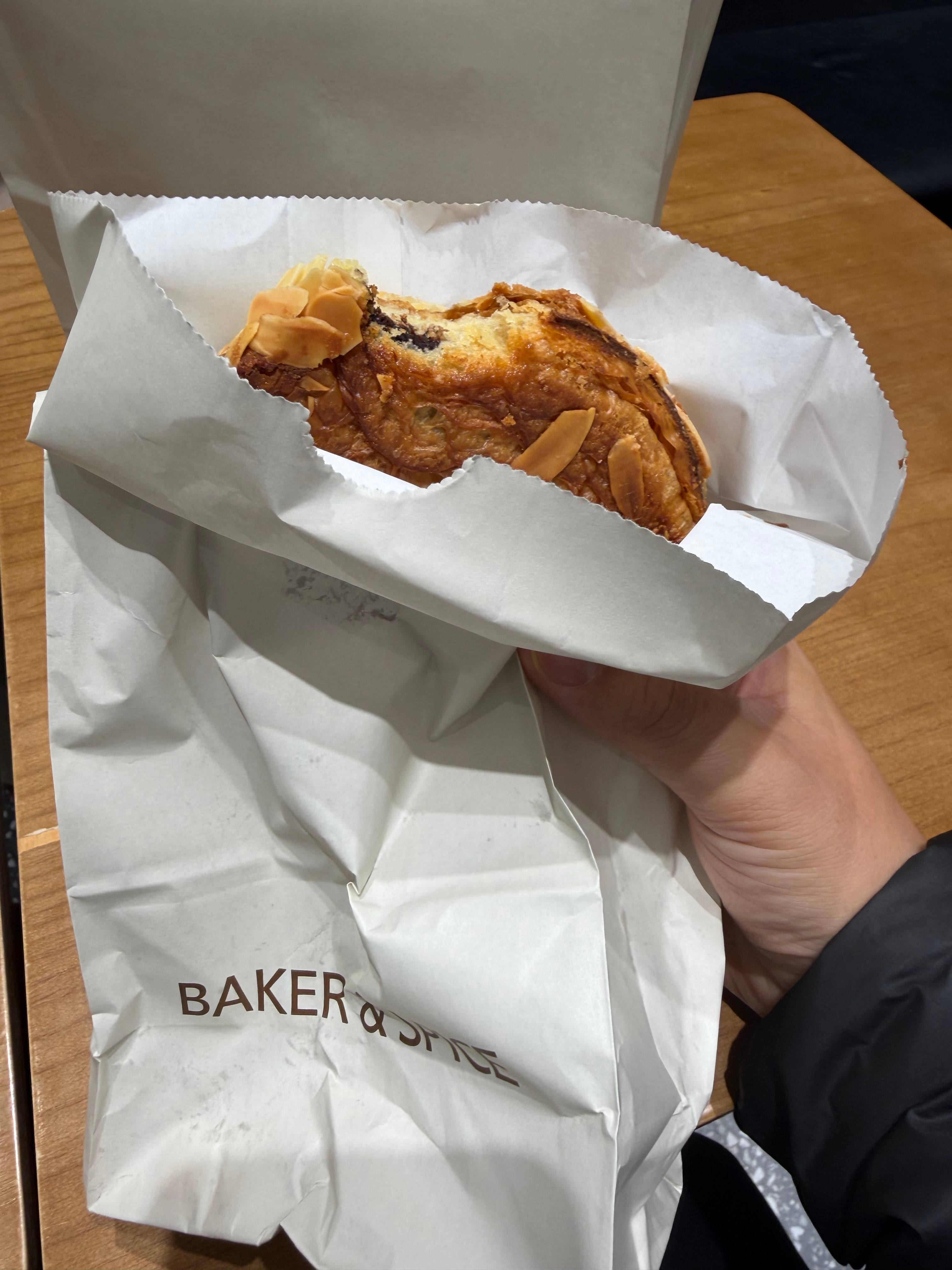 市区早餐好像是贵一点，这样一套40元隔壁两个妹子在聊天，说现在都不花钱，衣服都穿