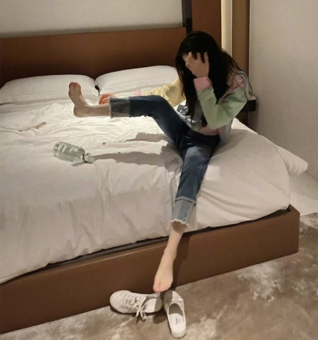 女明星迪丽热巴展示自己手机壳，要说抽象这块，还得是女明星啊。这都是什么乱七八糟？