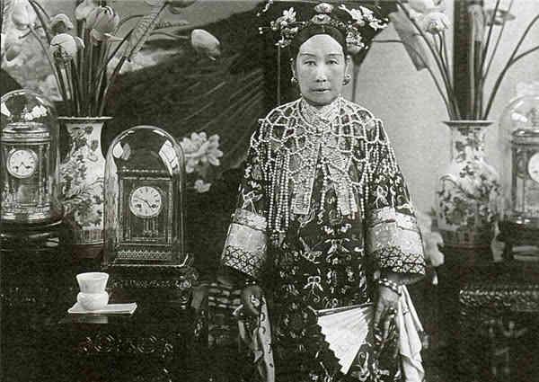 相隔一百四十年，白宫和紫禁城竟用的是同一套权力逻辑网上有个说法流传很广：特朗