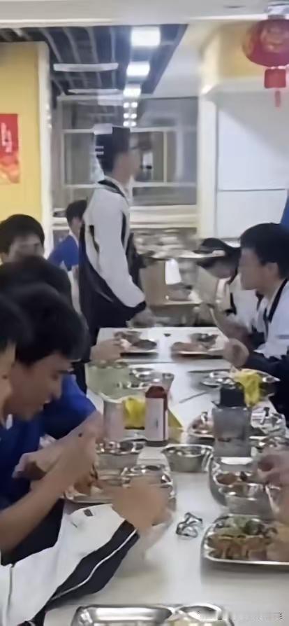 饭卡突然多出720元，她哭着吃下第一块红烧肉：这所大学的“隐形资助”，暖哭了全网