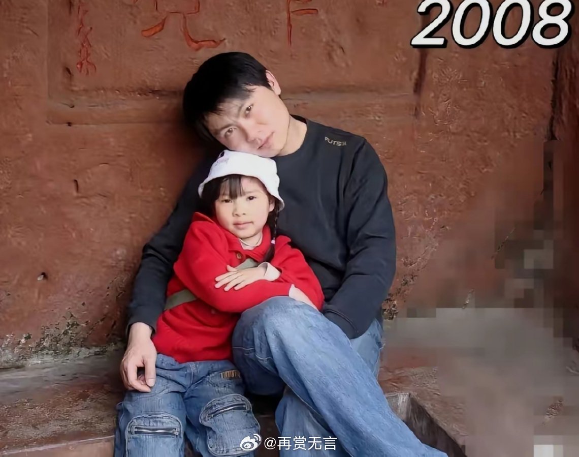 爸爸没老，姑娘漂亮，怀里的萌娃长大了。