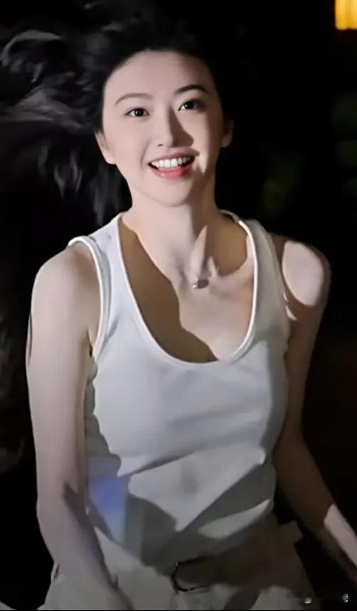 瞧，景甜的松弛感！腿伤已完全恢复如初了！被她这热辣辣又不乏清爽的的气息给感染了