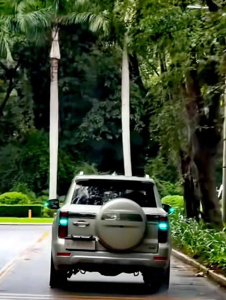 冷知识，看到长城坦克车屁股后面的这种蓝色小灯灯就说明这台车正在使用智驾行驶！长