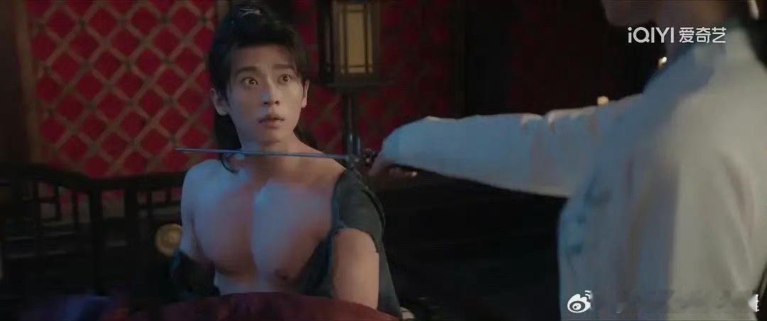 丞磊《与晋长安》怎么一直不穿衣服，关键是看起来并不帅吧[吃瓜]​​​