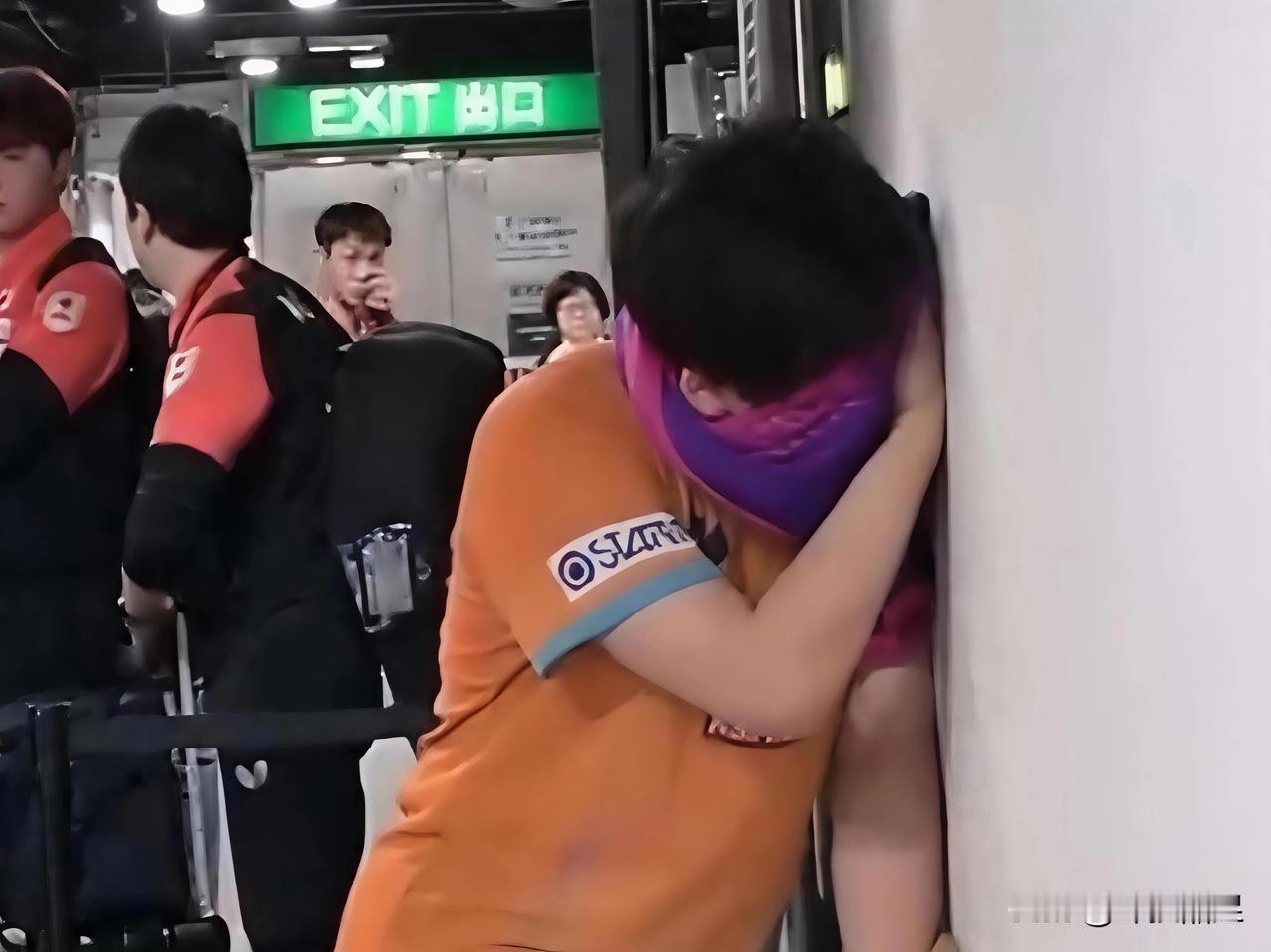 王楚钦昨晚4-3艰难战胜松岛辉空，4个没想到！1.没想到，松岛辉空开局即先下两