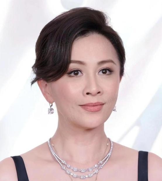 刘嘉玲被绑那年，梁朝伟推掉王家卫的片约，赔了半套房的钱。当时报纸写他傻。