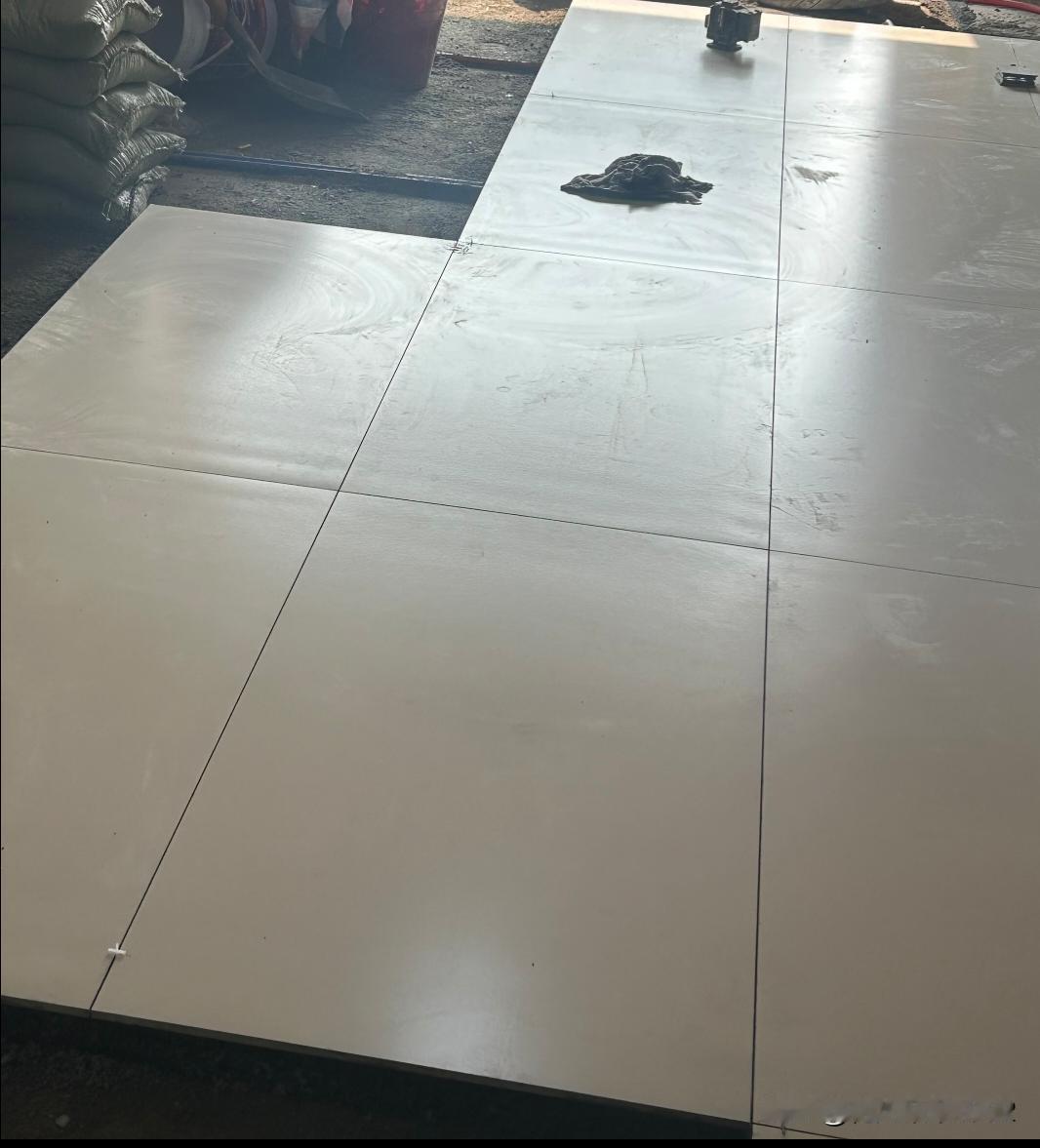 长辈：你现在连这点小瑕疵都忍不了吗？纠结了一天还是全砸掉刚铺好的那天晚上去看