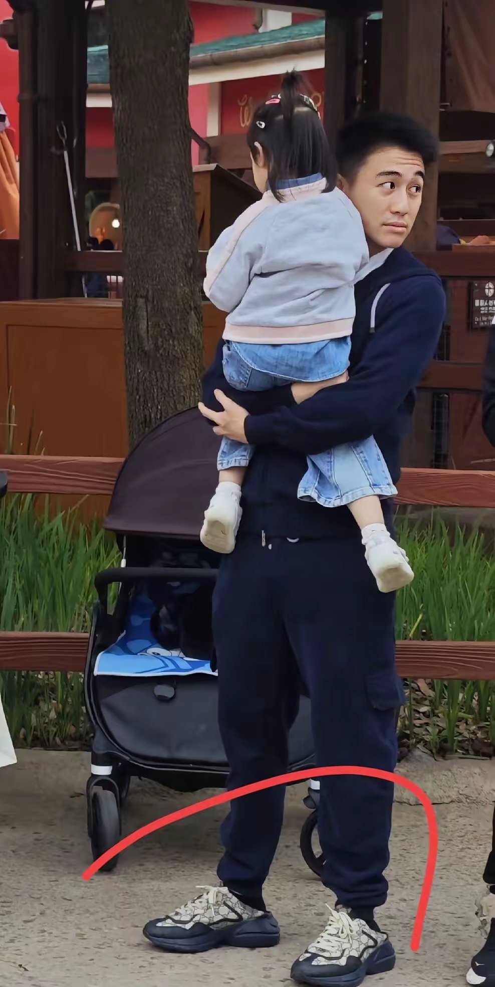 奚梦瑶老公脚上的鞋子真好看，有知道什么牌子的吗？我也要给我男朋友安排一双，我想知