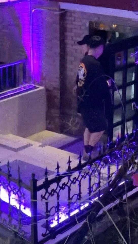 哈哈哈不知道为啥看孩子在露台打招呼想到了跨年屋顶着火的弹射出场[捂脸哭]​​​