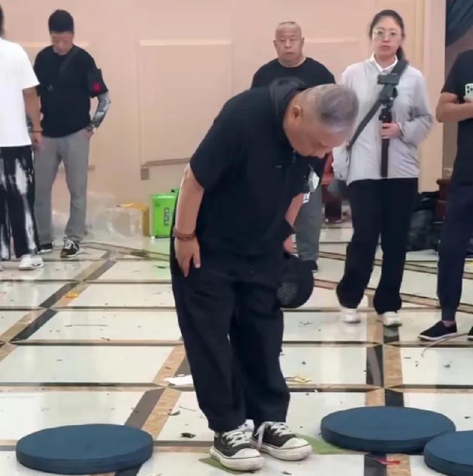 相声演员刘惠去参加了杨少华的葬礼，好多人批评他为什么鞠躬没有磕头，这是不尊重杨少
