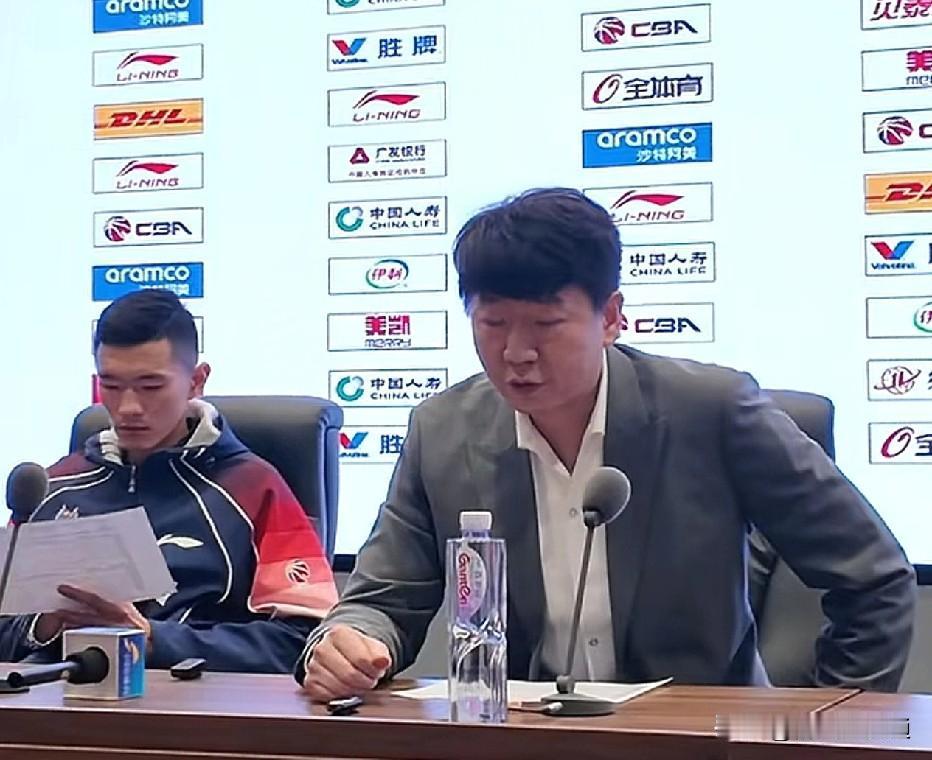 山东高速男篮最近的表现很差，邱彪有直接责任。看看你签的外援毫无特色，场均13分的