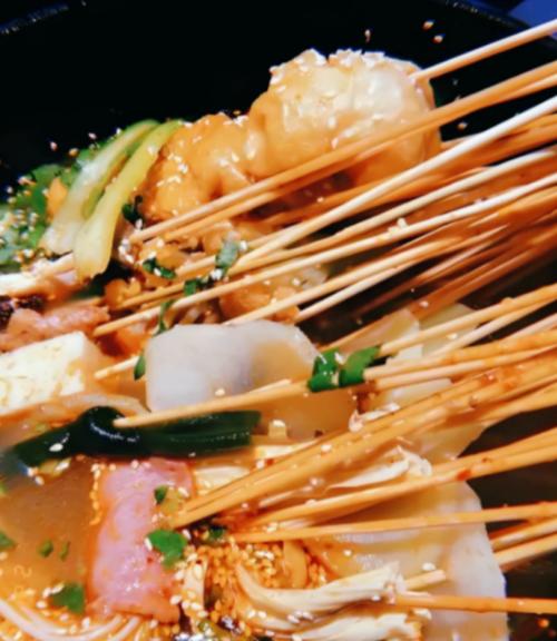 白嫖失败！2024年在西安，一家三口去吃串串，结账时老板说吃了380串。女子觉得