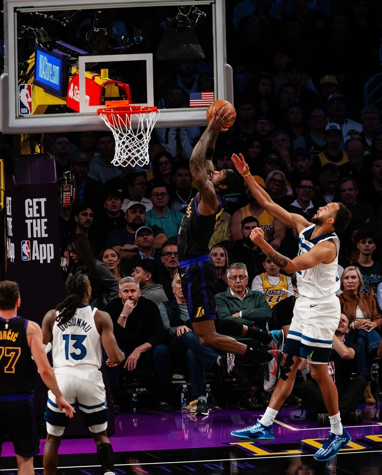 湖人球员疑似内讧范德比尔特晒出近期照片，东契奇留言：“你弹跳不行啊！”彪哥回怼：