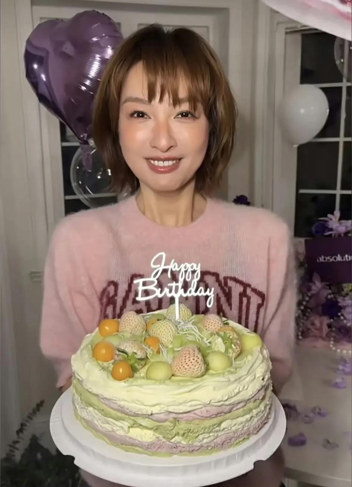 吴昕43岁生日少女感十足！近日，吴昕迎来43岁生日，晒出的庆生照惊艳众人。照片