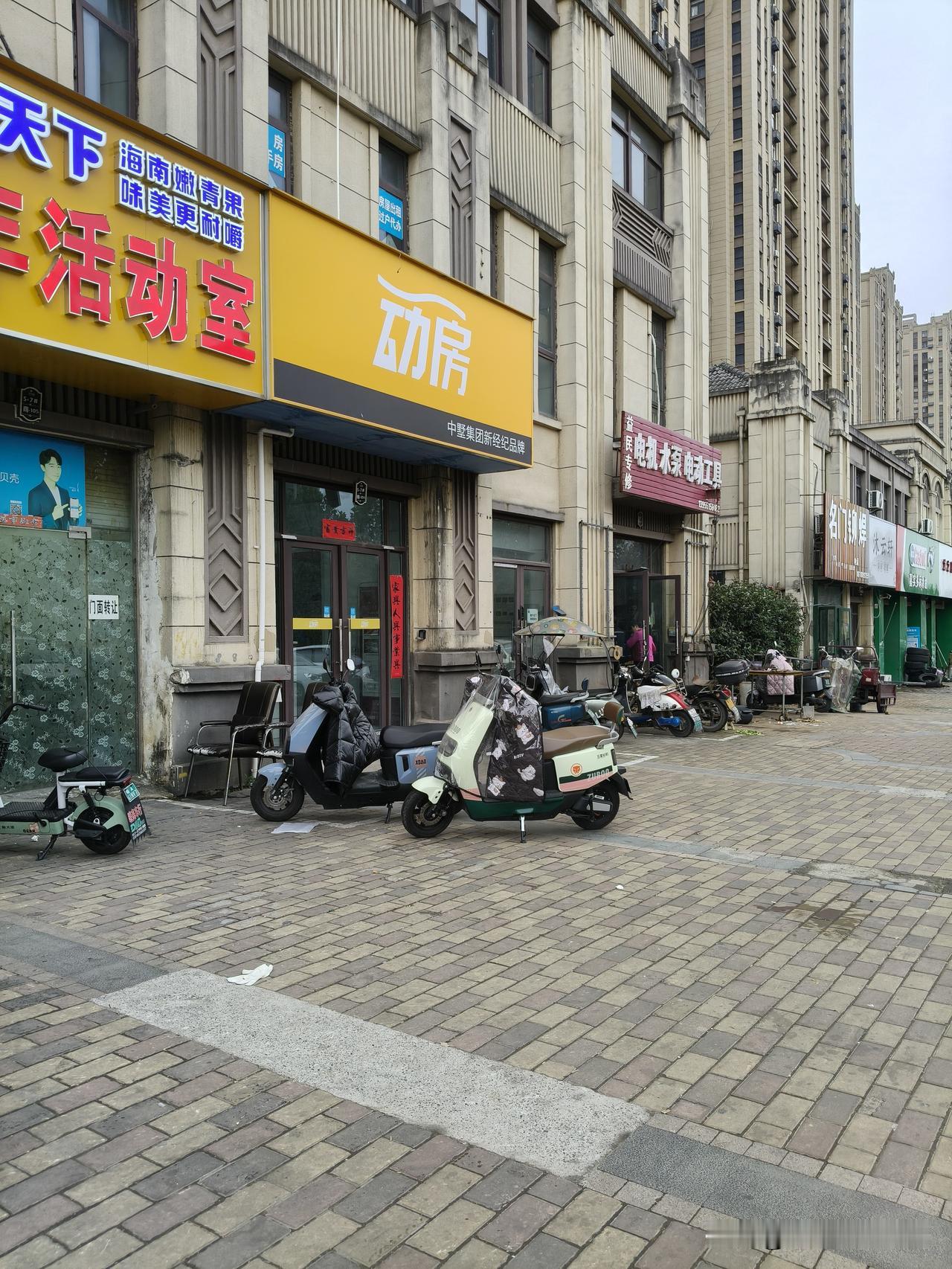 一个小区门口，能有6家房地产中介门店。现在做别的实体店不好做，但是房地产中介门店