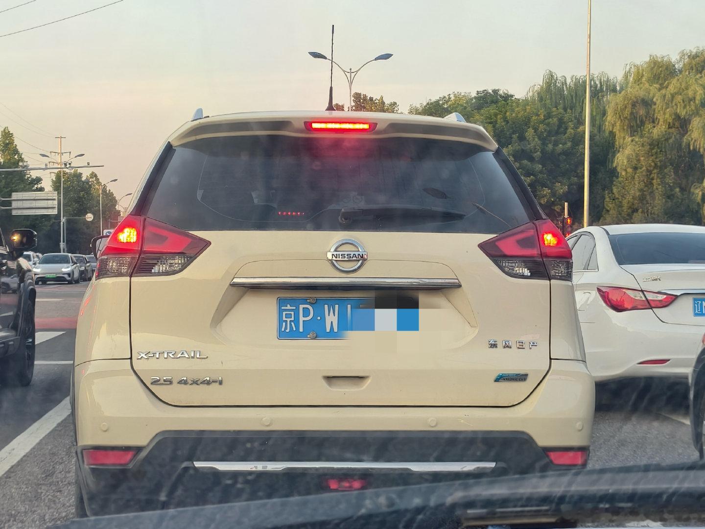 回来路上等灯我：这辆奇骏的鹅黄色车衣蛮特别同事：这是逍客吧我：逍什么客左下角X-TRAIL这是奇骏2