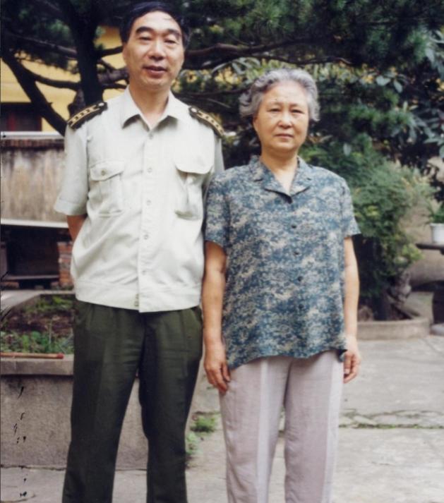 1964年，北京军区后勤部通知女勤务员黄慎荣："虽然他被撤职，但是为革命负过伤，