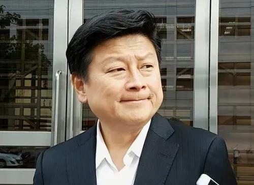 民进党气势汹汹，傅崐萁腹背受敌，蔡正元力挺、黄X贤背刺，甚至加入到了罢免傅崐萁的