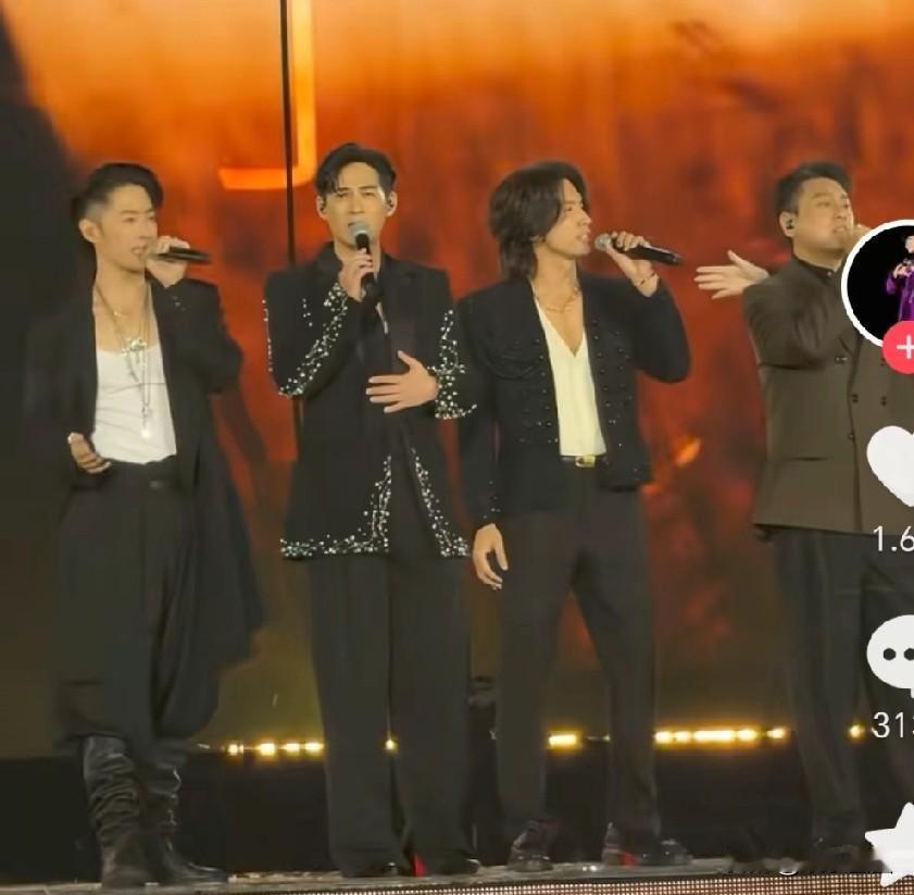 我们的哥哥回来了，你们的哥哥进去了[捂脸哭]看到他们同台突然想到她已经离开了[流