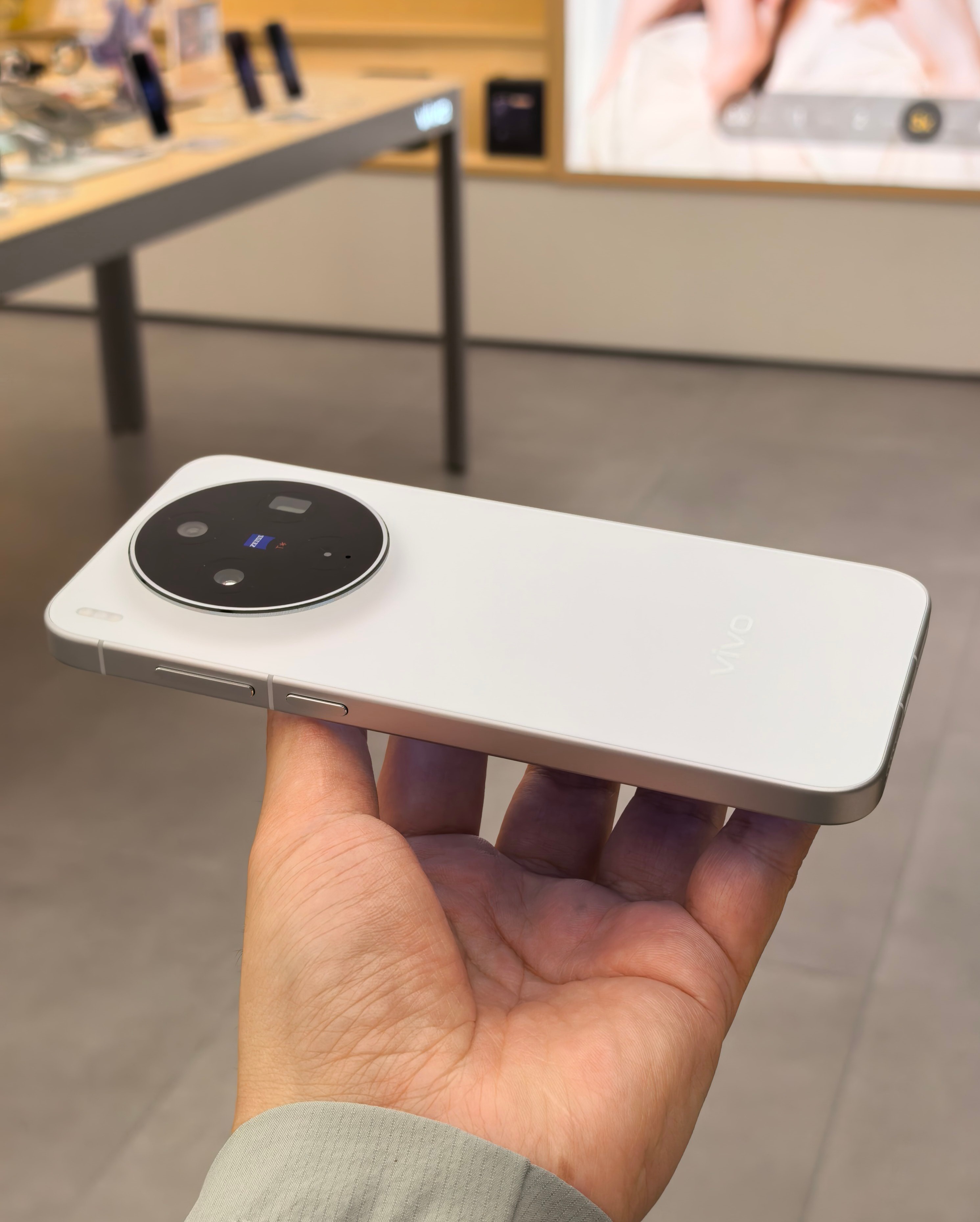 vivoX300s银白真机图来了。后盖确实是银色白色混在一起的感觉，是那种摸着