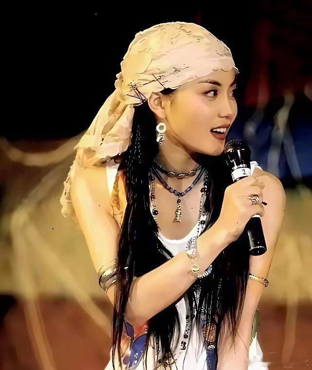 同款打扮，她俩带发巾，谁能美？我觉得，还是张柏芝的颜值更美，她的脸蛋很梦幻，而王