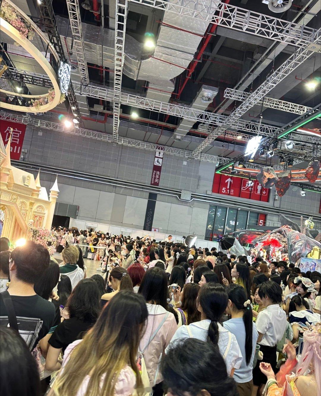 40岁的变形金刚越老越值钱老二次元已经带孩子逛漫展了BW2026布展实况～终于听