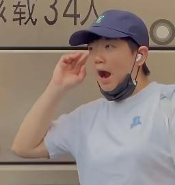 国乒崇明封训今日结束，大部队返回北京。许昕来送行，带了三辆自行车给队员们用，贴心