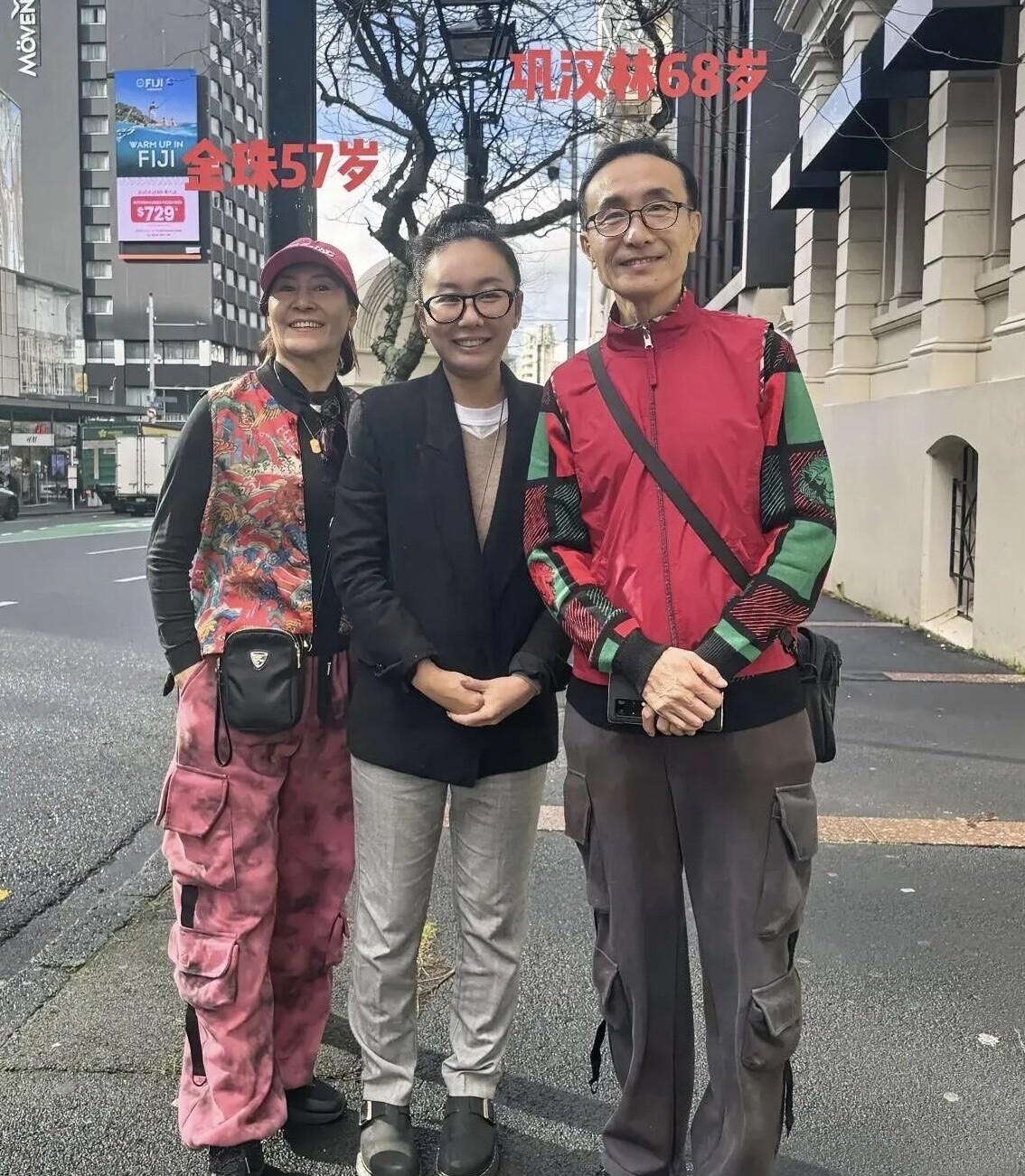 看不出来巩汉林比妻子大这么多，60多岁了仍旧精神矍铄，他们的穿衣打扮得体有大方，