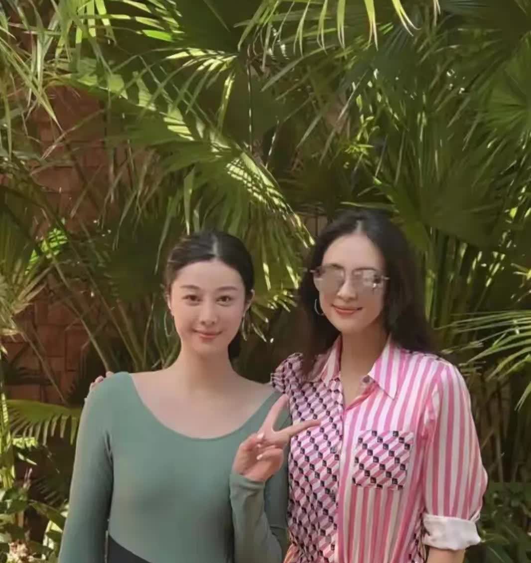 章子怡三亚度假的照片！她身着一身连体裤，还戴着反光的墨镜，满满的度假范儿。没想到