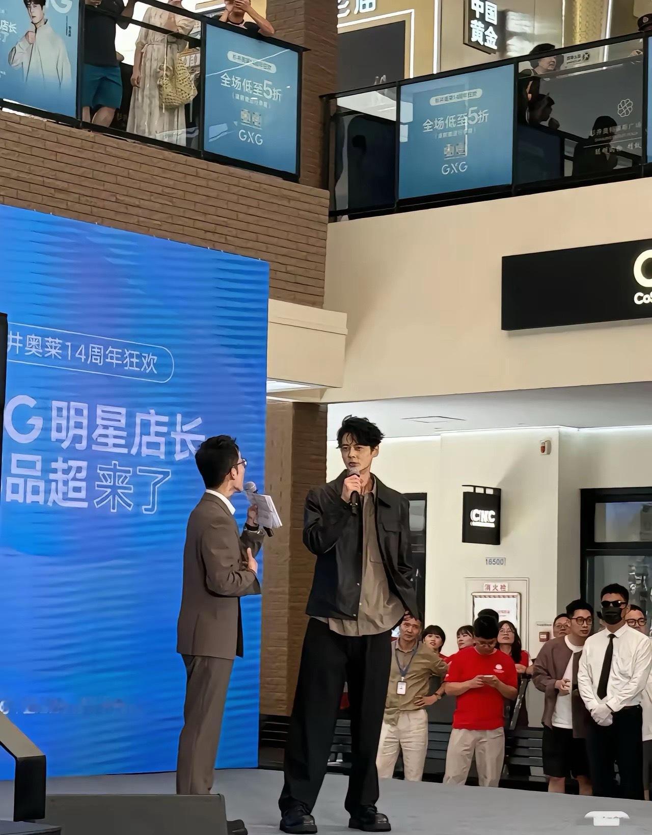 老天呐，差点没认出来。真是电视上看着一般般，真人巨帅啊！