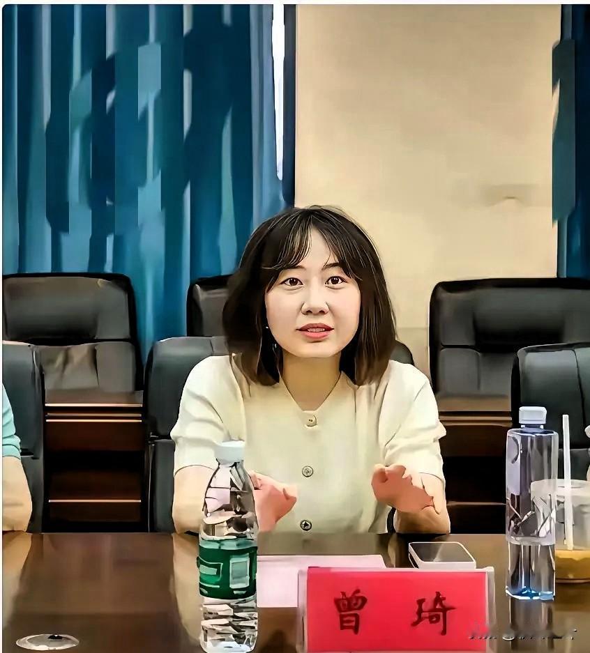 曾琦，不能细看，越仔细看，越会发现她长相平平，但是稍微一化妆又非常惊人！