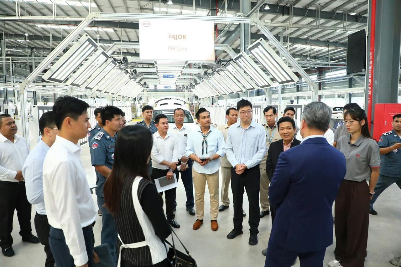 比亚迪在国外可是太有排面了！柬埔寨副首相孙占托亲自拜访比亚迪柬埔寨工厂，视察比亚