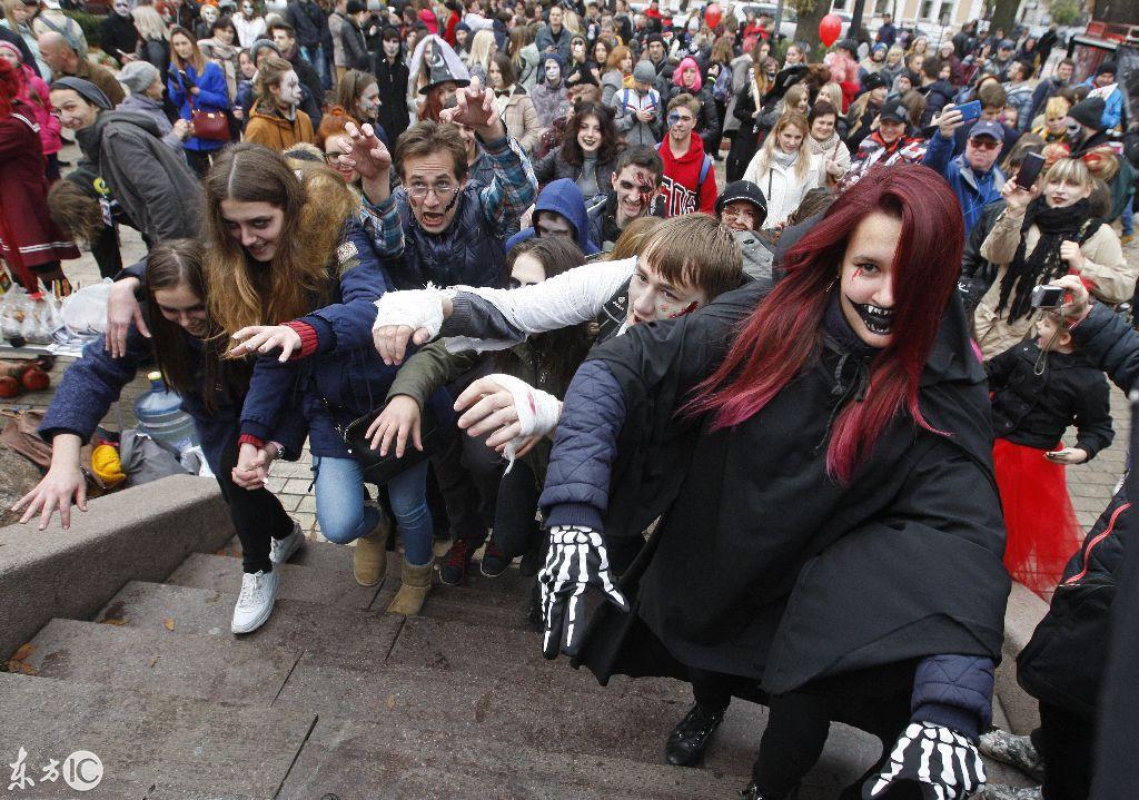 历史就是一个巨大的回旋镖。在百多年前，西方的鸦片大量输入中国，毒害中国人民。中国