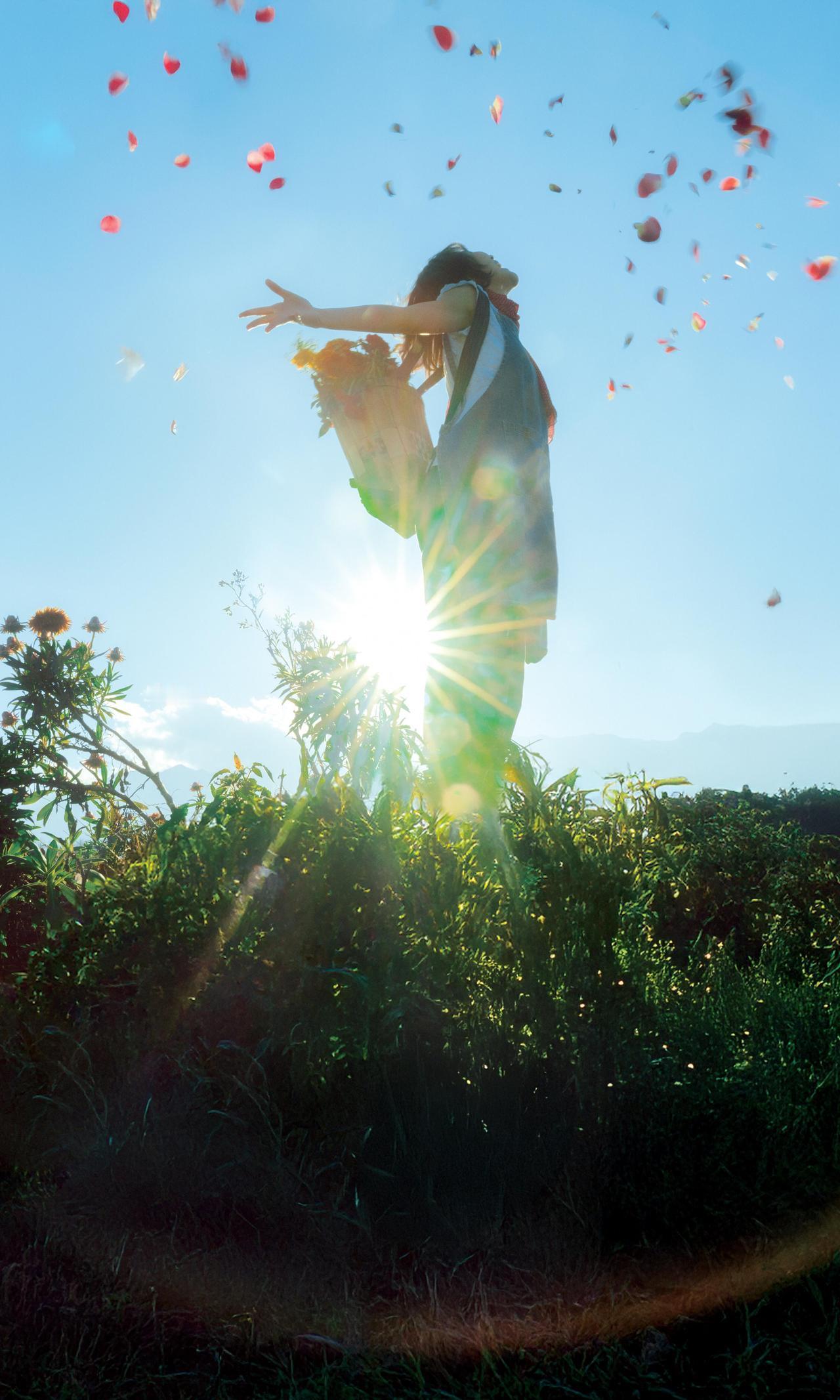 作品采用低角度俯拍视角，打破常规平视，让观者仿佛置身于少女的世界，充满沉浸式的亲