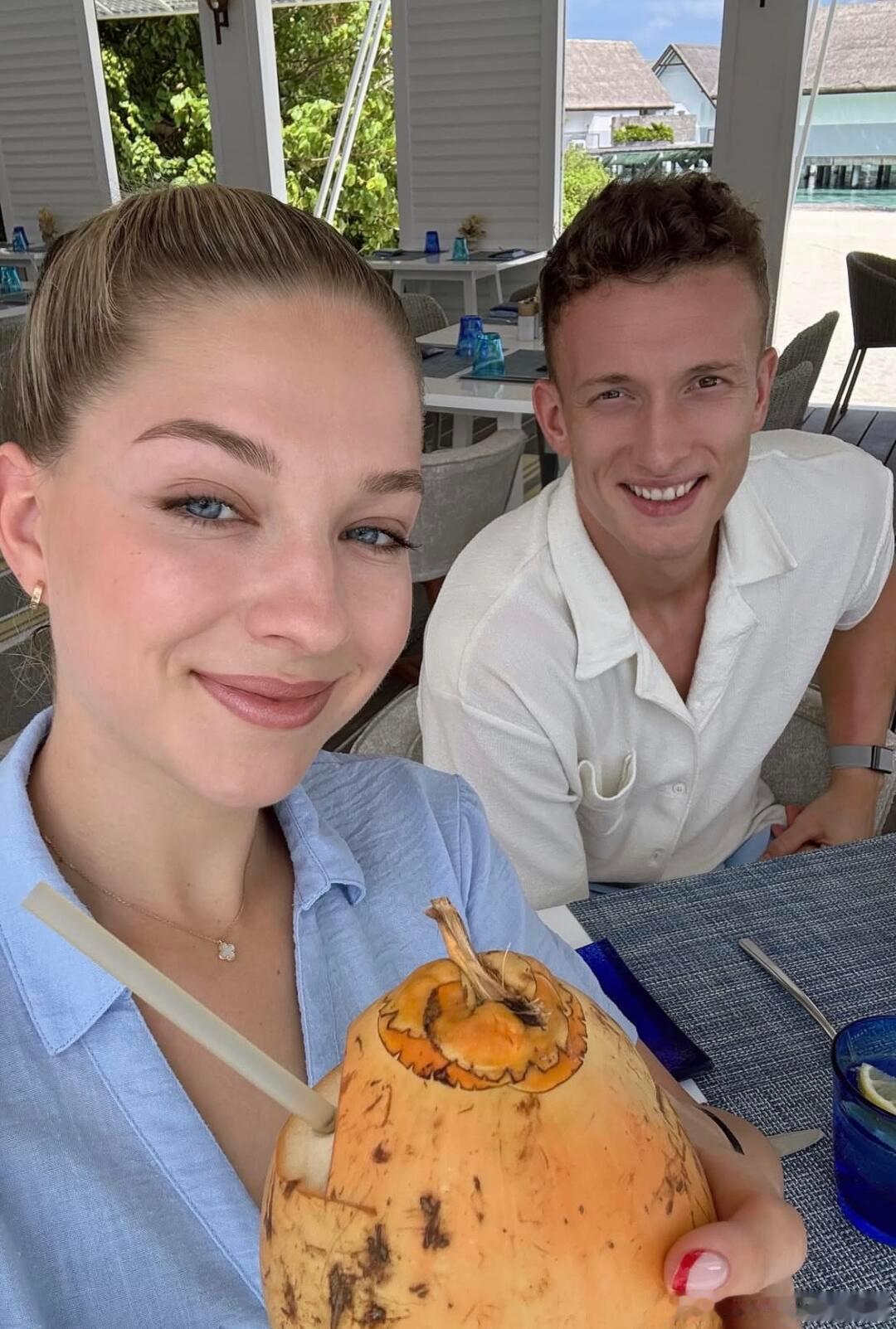 莱赫切卡🇨🇿和女友度假捷克名将莱赫切卡和女友度假，蓝天白云很烂漫；中规中矩的