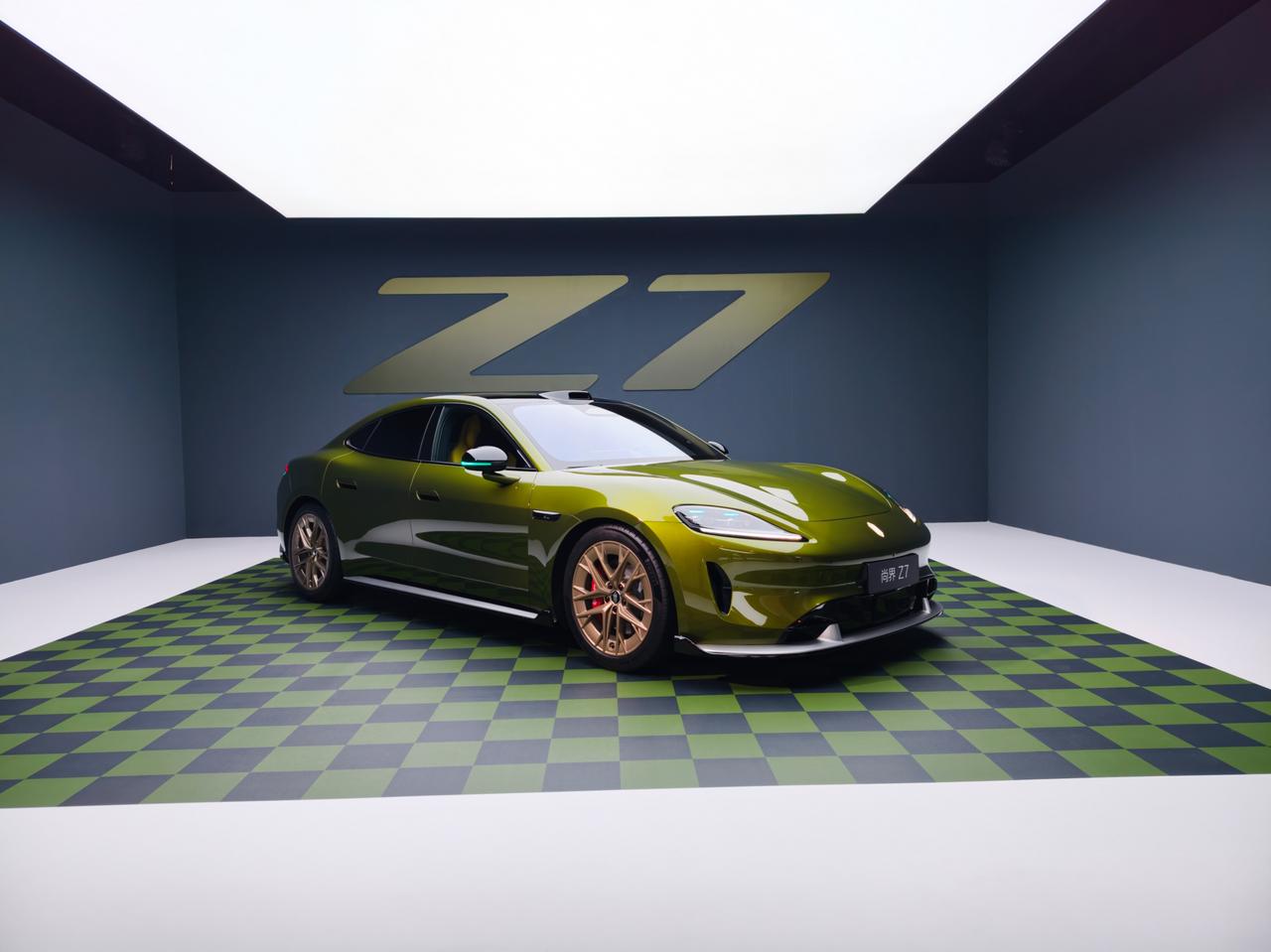 跟产品经理聊了一下，先说尚界Z7的掀背。车子本身就长（5米），后备箱进深做得大，