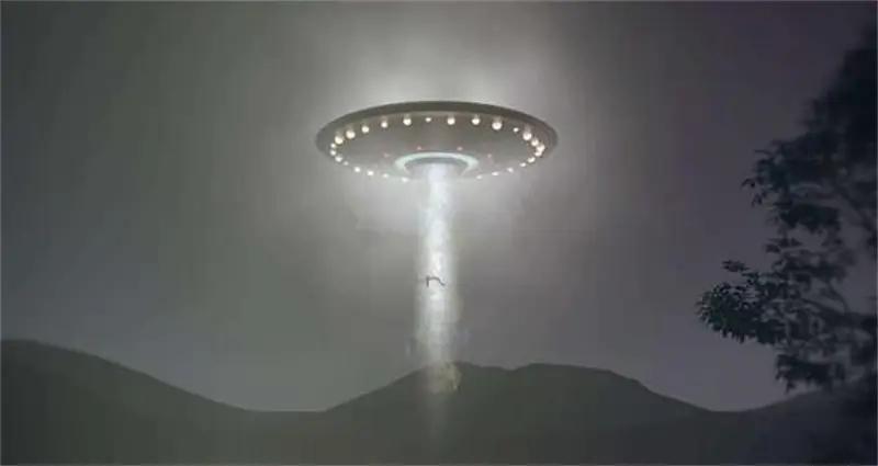 “司令员，是否将其击落？”1998年，河北上空出现一架草帽状的UFO，歼教六追上